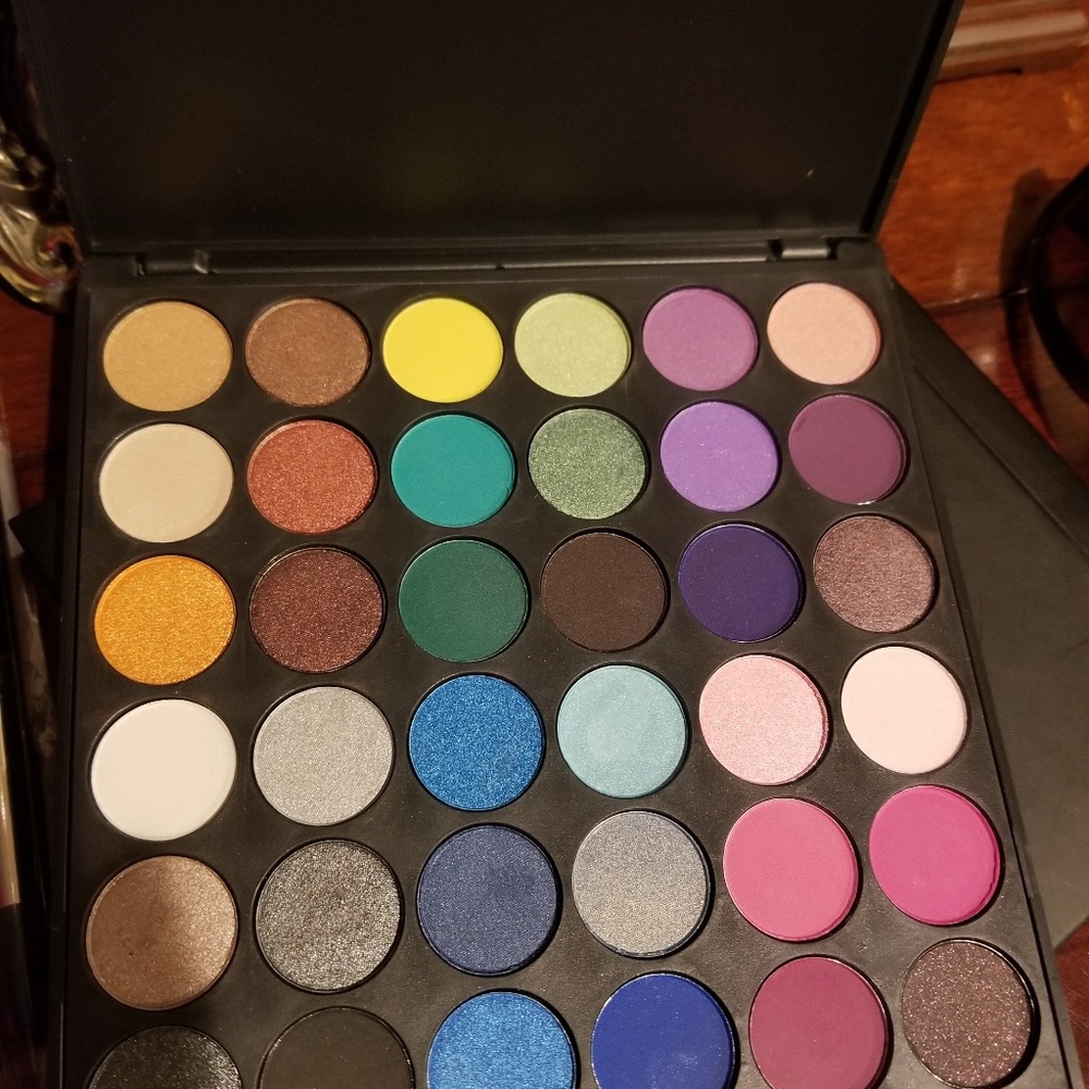 Eyeshadow palette crown made